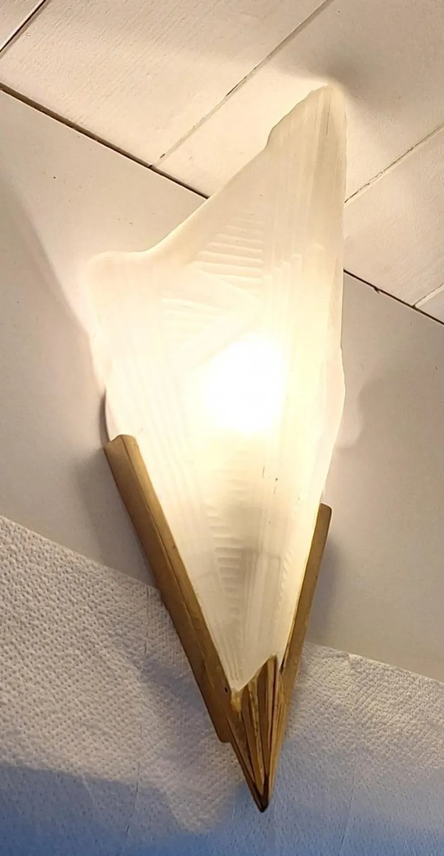 Pamono Vintage Flat Brass Wall Lamp with Relief Glass Shade, 1980s