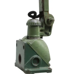 Sale Pamono Vintage Industrial Green Metal 4-Arm Machinist Work Wall Light from Dugdills, UK