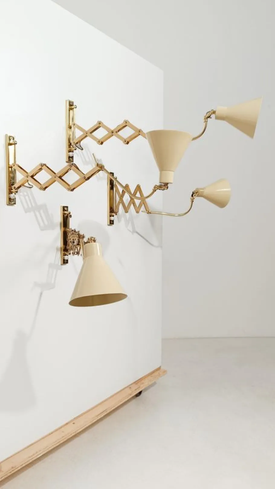 Sale Pamono Vintage Italian Adjustable Wall Lights in Brass and Creamy White Metal, 1950s