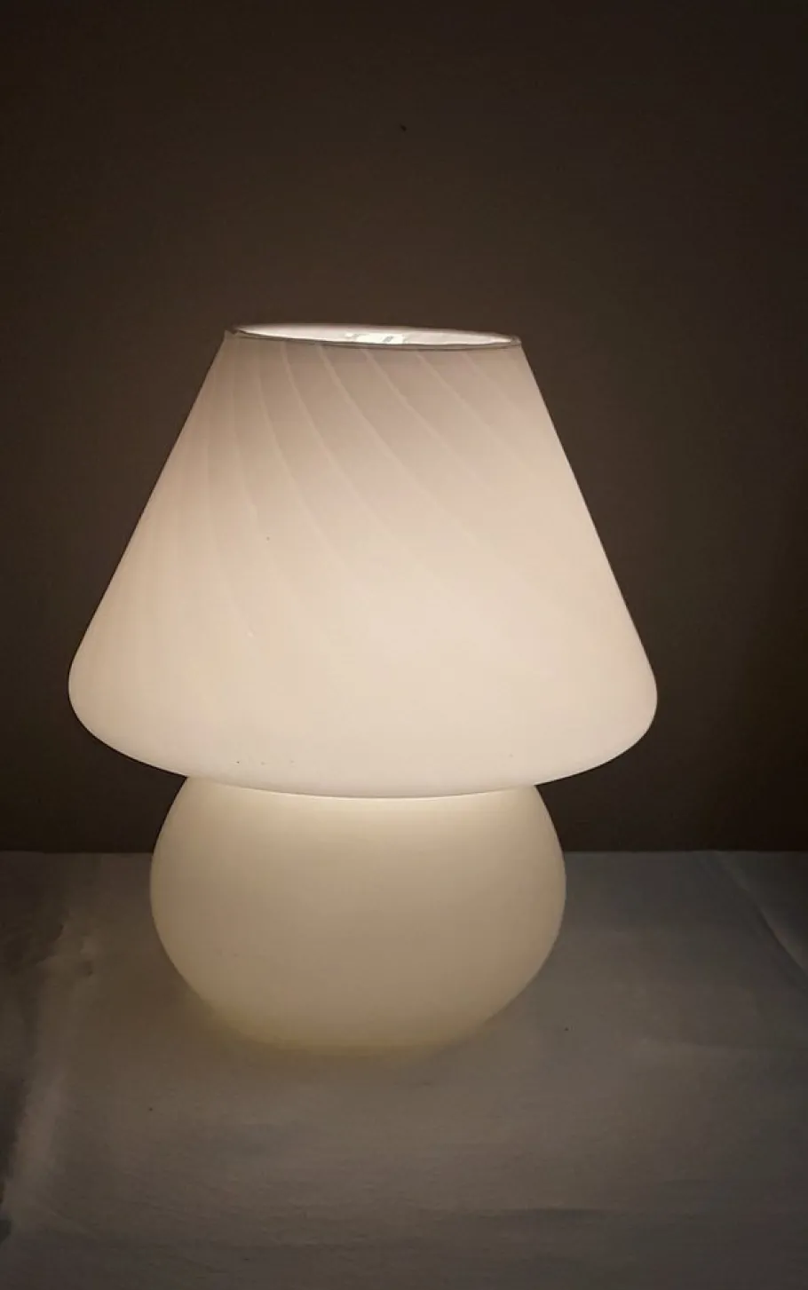 Sale Pamono Vintage Mushroom-Shaped Table Lamp in White Opaque Glass, 1980s