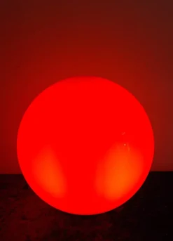 Discount Pamono Vintage Red Glass Ball Table Lamp from Honsel, 2000s