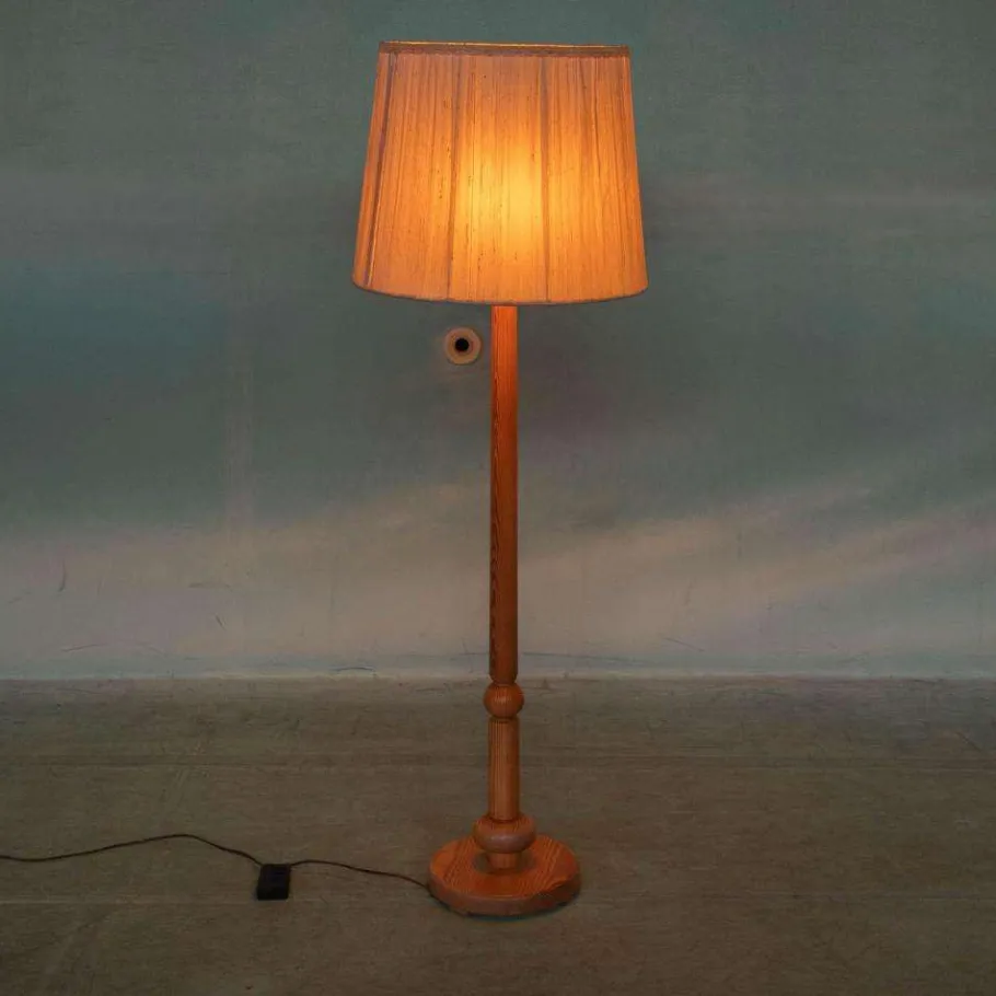 Outlet Pamono Vintage Swedish Wooden Floor Lamp with Pleated Shade, 1960s