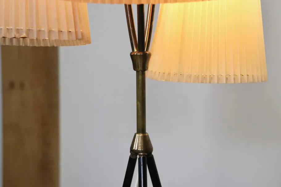 Outlet Pamono Vintage Tripod Floor Lamp in Brass & Plisse, 1950s