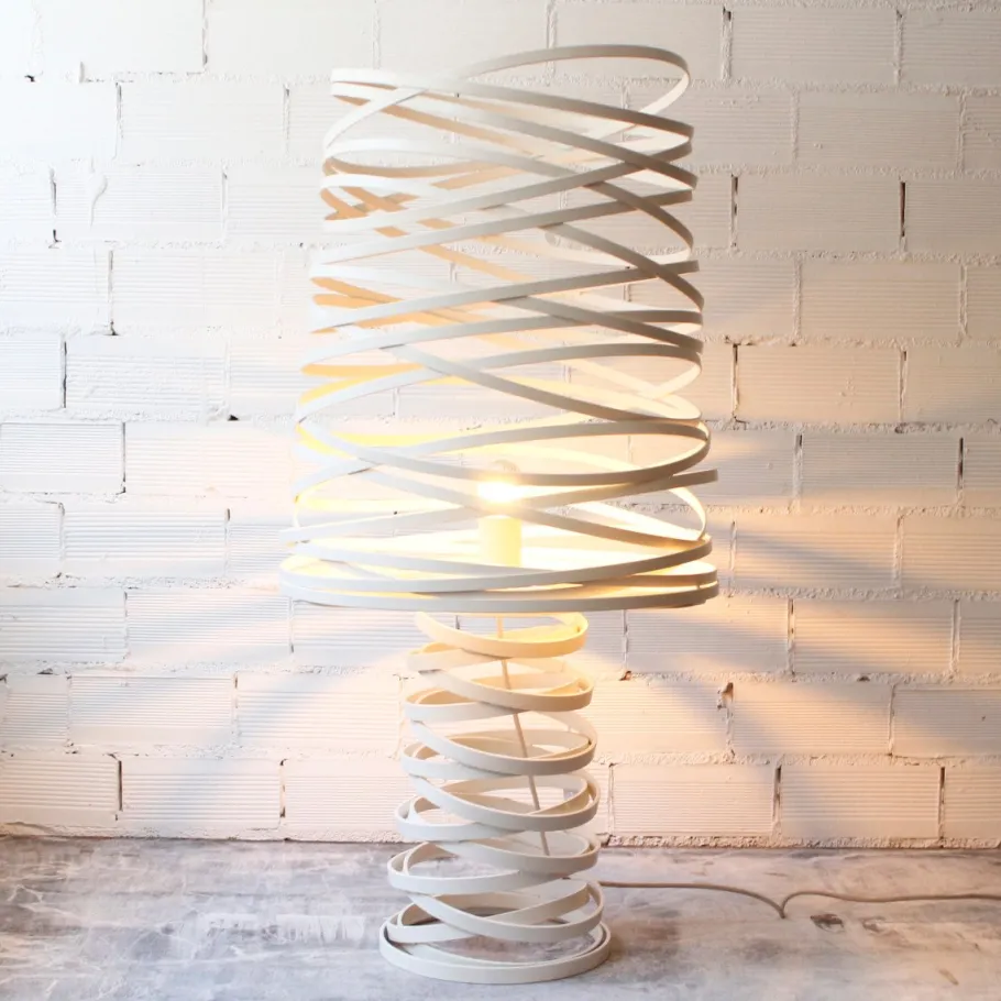 Pamono White Spiral Table Lamp